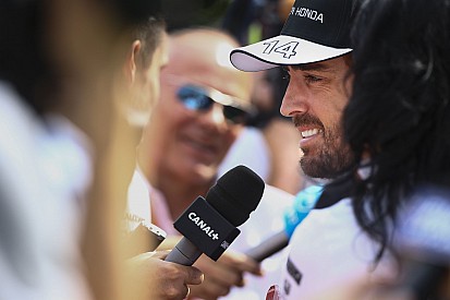 Alonso kemény kritikája a Honda felé: „A McLaren kasztnija az egyik legjobb a mezőnyben”