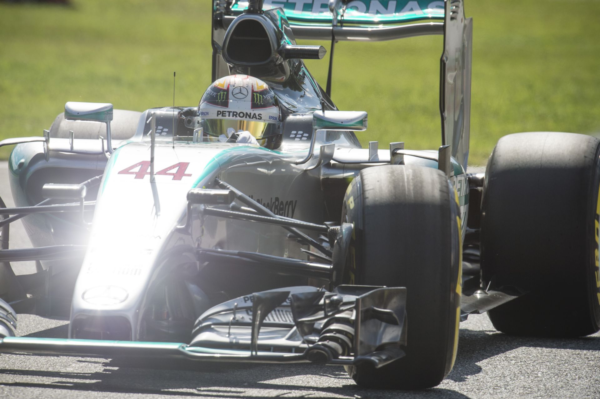 Videón Hamilton rajtelsőségét érő köre Monzából a Mercedesszel