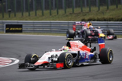 A jelenet, amikor Merhi majdnem belerohan Raikkönen Ferrarijába