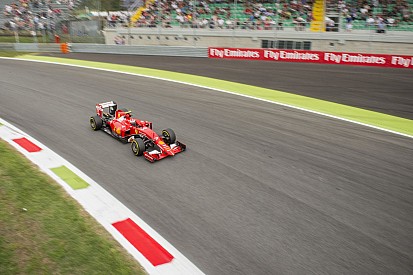 Átkozott gombok: elég egy longdrink, és Raikkonen az élre tör