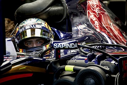 Így vágta neki a falnak Carlos Sainz Jr. a Toro Rossót a szingapúri időmérőn