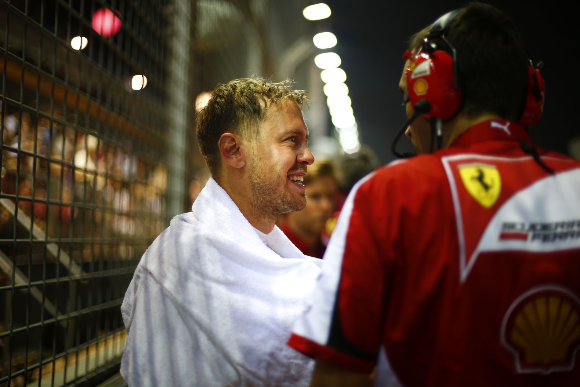 Talán Hamilton jól énekel, de Vettel nem: le fog állni a produkciókkal