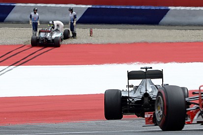 Tesztelni kéne a Pirelli extralágy abroncsát, de a csapatok nem tudnak megegyezni