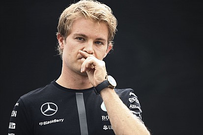 Rosberg abroncsa 306 km/óránál szállt el: szerencsének köszönheti, hogy nem kapta el a falat
