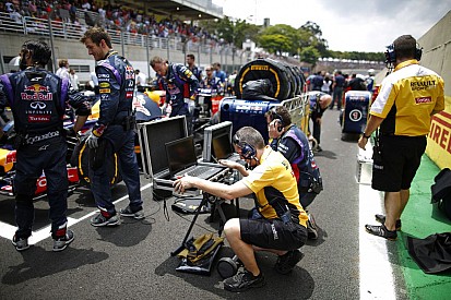 Furcsa napja volt tegnap a Renault-nak, de Vettel remekelt: RS35 a 2015-ös motor neve