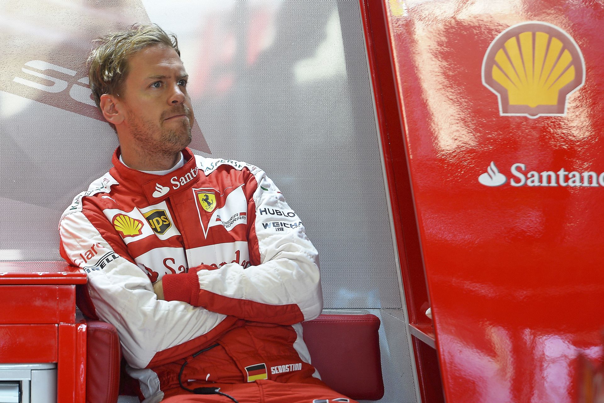 Vettel előzése Raikkönen ellen Silverstone-ban: Ráesik a finnre, majd elmegy mellette