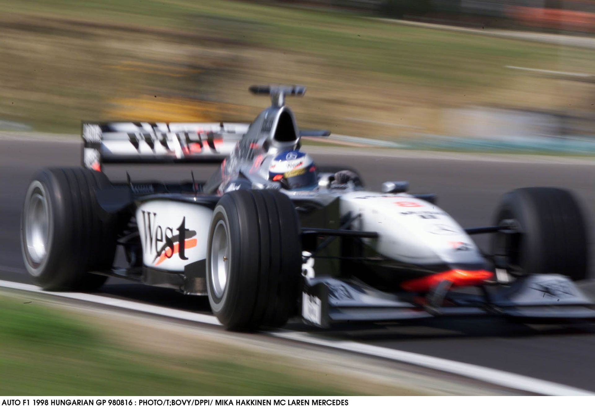 Mika Hakkinen tolja neki a McLarennel a Hungaroringen: 1998