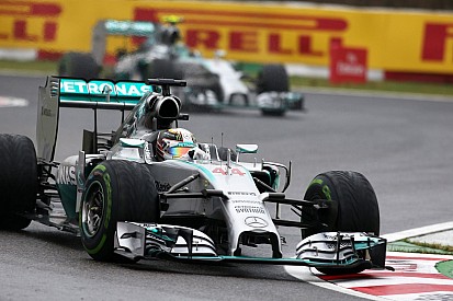 Hamilton gyönyörű előzése Rosberg ellen Suzukában: Felfalta a németet a vizes pályán