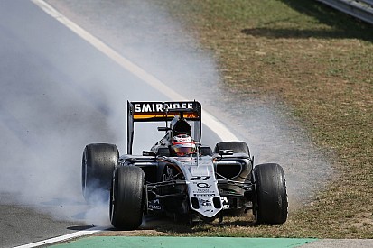 Videón, ahogy Hülkenberg becsapódik a Force Indiával a Hungaroringen