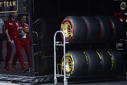 285 km/órás sebességcsökkenés 2.6 másodperc alatt: a Pirelli nem tart a kockásra fékezett gumiktól