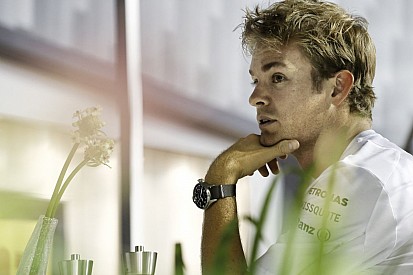 Érdekes rádiózások a Mercedesnél: Hamiltonnal a garázsban beszélnek, Rosberg nem akarja tudni