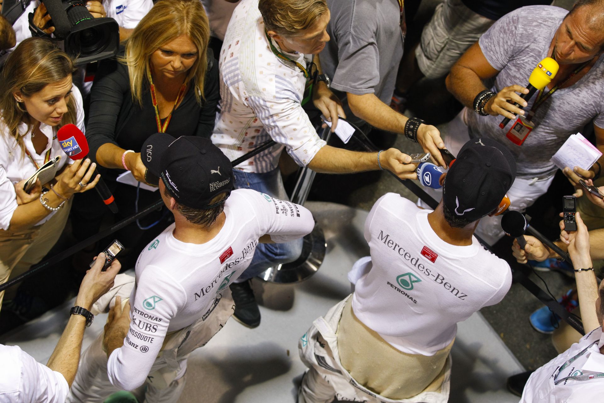 Hamilton megálmodta a szingapúri győzelmét és Rosberg kiesését?