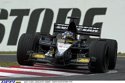 Így nyomta neki Alonso a Minardival 2001-ben Suzukában