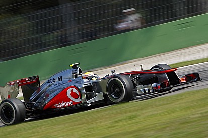 Képen az aszfalttal kiszélesített legendás F1-es Parabolica kanyar: Visszakerült a sóderágy!