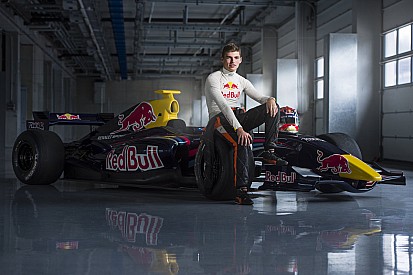 Verstappen Alonsónak az első megbeszélésen: "Menj arrébb haver, melléd fogok ülni!"