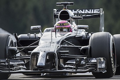 Button: Néhány alkalommal sikoltoztam a sisak alatt 300 km/óra felett az Eau Rouge-ban, amikor megindult a gép alattam