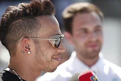 Hamilton elégedett a Mercedesszel, szerinte a második edzés is jól sikerült