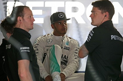 Amikor már „beszakad az arcod” a Mercedes tempójától: Hamilton szerint több volt a pole-jában