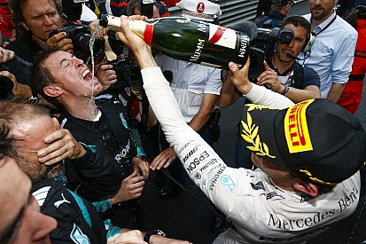 Így tombolt Rosberg Monacóban a győzelmét követően