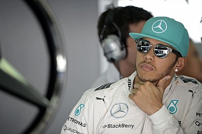 Lewis Hamilton nem tudja, mikor írja alá az új szerződését