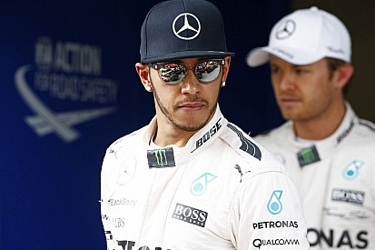 Videón, ahogy Hamilton kiröhögi a panaszkodó Rosberget: Vettel élvezte a feszült pillanatokat