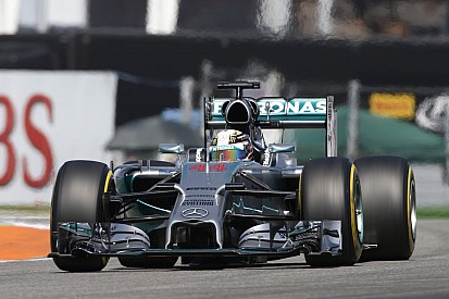 Hamiltont nem érdekli a McLaren ajánlata, a Mercedesnél maradna
