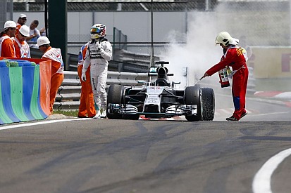 Rajongói videók a Magyar Nagydíjról: elfüstölt Mercedes, Alonso vs. Raikkonen