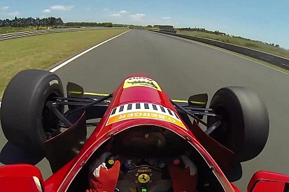 Amikor megkönnyezel egy F1-es Ferrari motorhangját: Álom V12