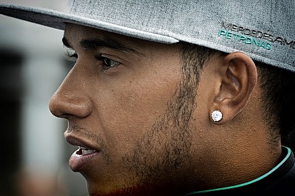 Hamilton: Nem jártam a Ferrarinál...