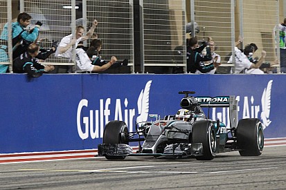 A Ferrari roham miatt a Lewis Hamilton/Mercedes szerződés egyre kritikusabb