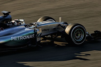 A Mercedes röhögve verheti rommá az F1 mezőnyét: A W06 jobb, mint Chuck Norris
