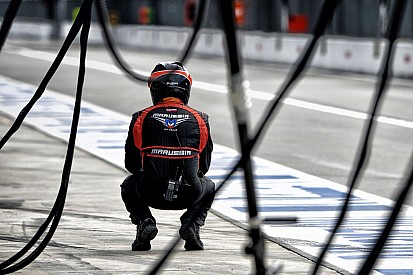 A Manor F1 Team nagyon kezdetleges: Még a ruházatuk is marussiás