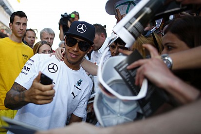 Hamilton fölényesen az élen Spanyolországban! Vettel alatt megállt a Red Bull, Rosberg is szenvedett! Éledezik a Ferrari