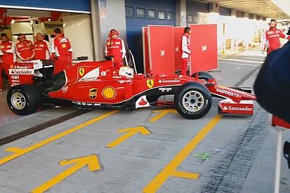 A nagy pillanat: Vettel kigurul az új Ferrarival – videó