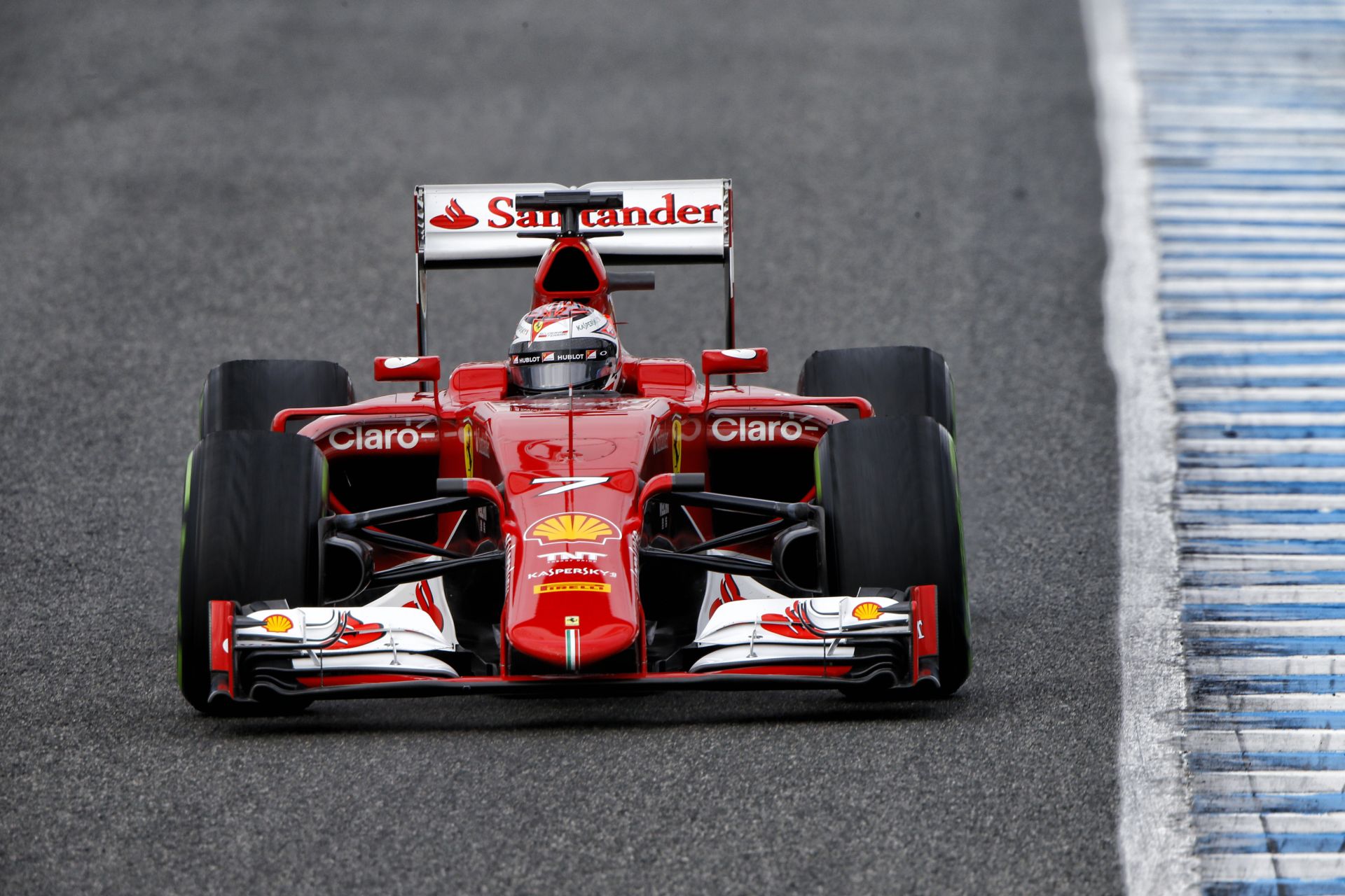 Raikkönen a pályán a Ferrarival Jerezben – képgaléria
