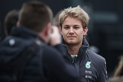 Kiderült, mi okozta Rosberg nyakpanaszait: vasárnapig nem ül autóba a német