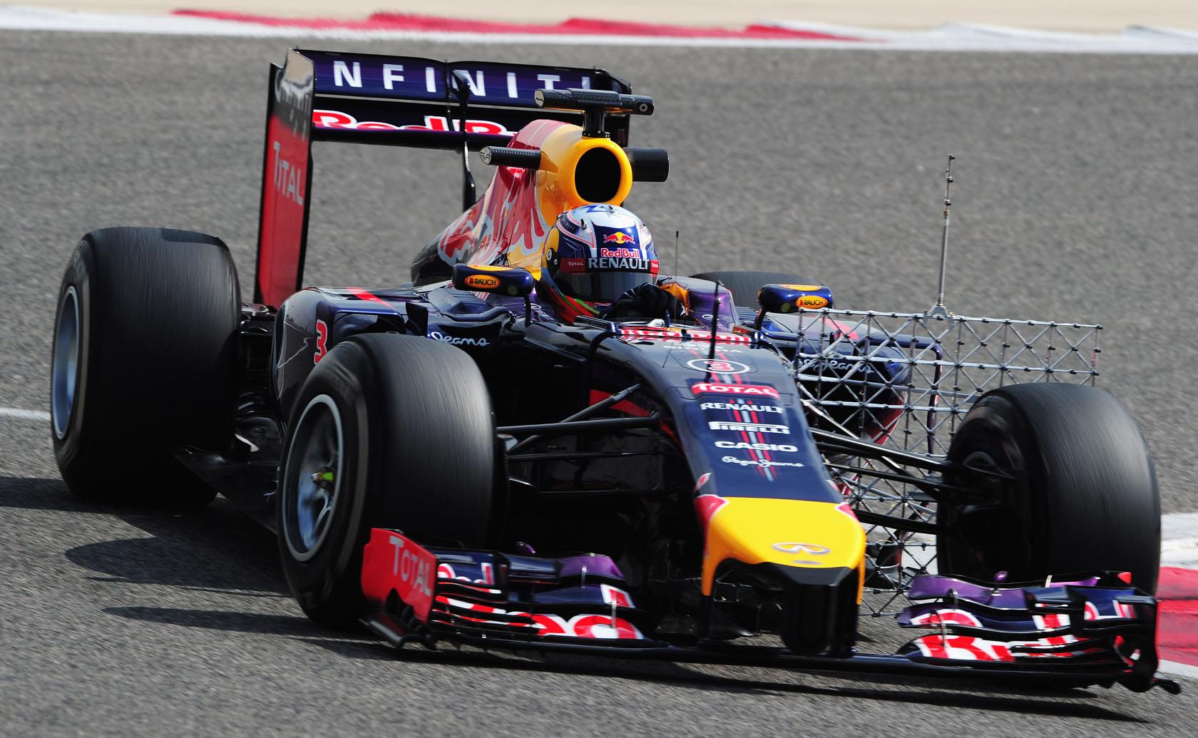 Kanyargyakorlatok Bahreinből - Button és Ricciardo egymás nyomában (videó)