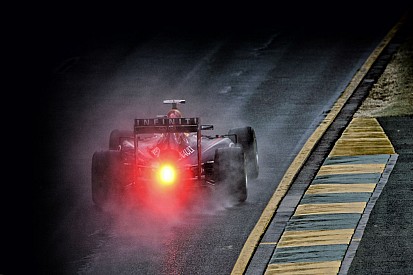 Vettel hiányolja a motorhangot: harmadik fokozat felett csak szélzaj, féktávon gumicsikorgás