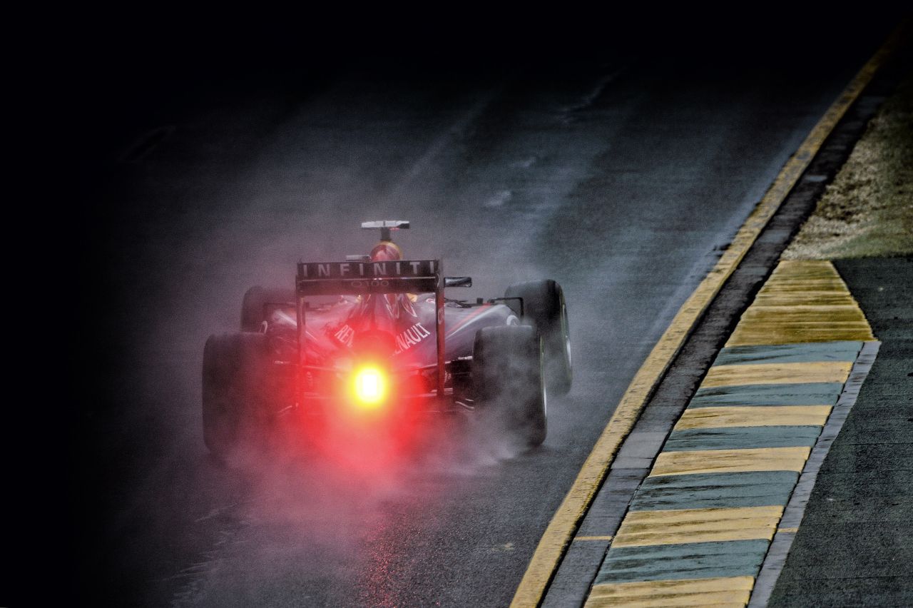 Vettel hiányolja a motorhangot: harmadik fokozat felett csak szélzaj, féktávon gumicsikorgás