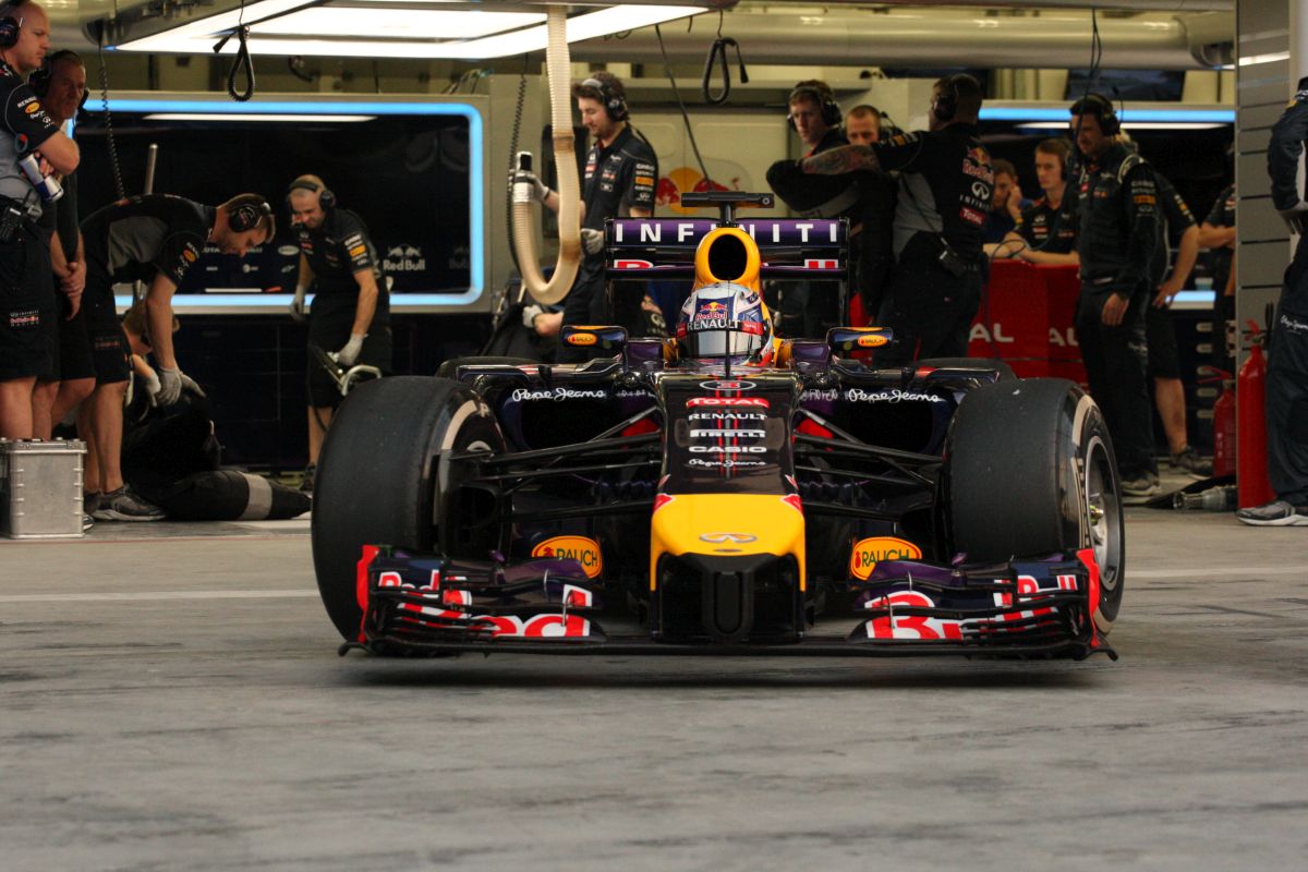 Élen a Mercedes-motorok, küzdelem Renault-fronton: képek az első tesztnapról