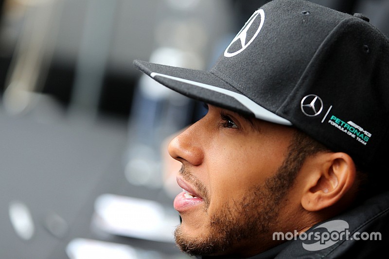 Hamilton maakt pas in VT1 kennis met stratencircuit Baku