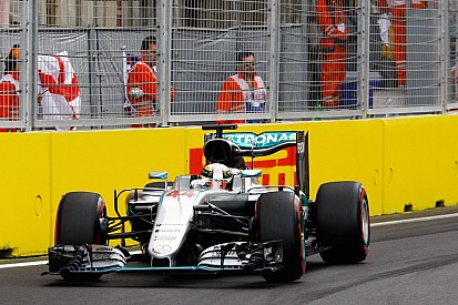 Lewis Hamilton krijgt vervangende linkervoorband voor de race