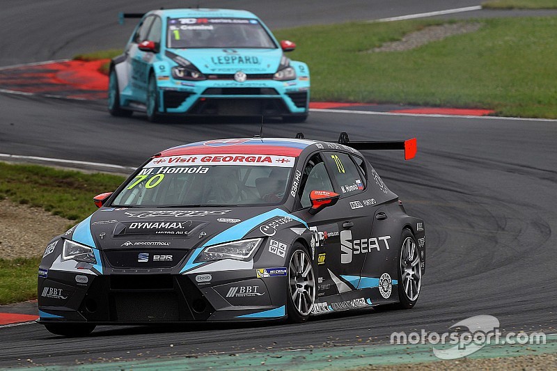 TCR in Oschersleben: Mato Homola gewinnt das spektakuläre erste Rennen