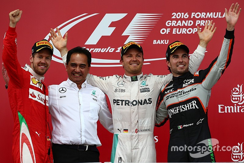 Rosberg se pasea en Bakú y