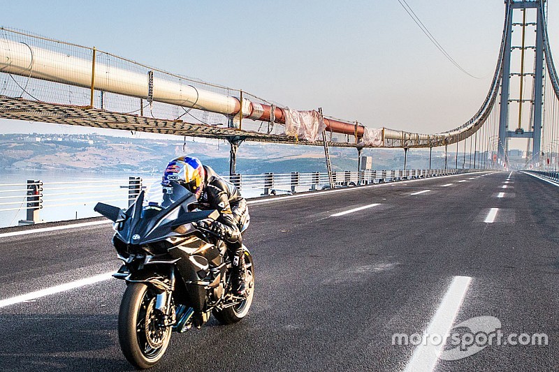 Video: récord a 400 km/h en moto
