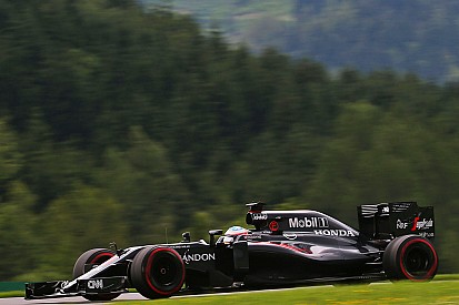 Алонсо розчарований “дитячою помилкою” McLaren