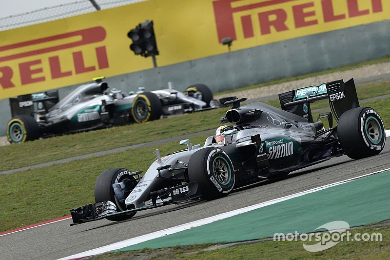 Keine Stallregie bei Mercedes: Hamilton und Rosberg dürfen weiter frei fahren