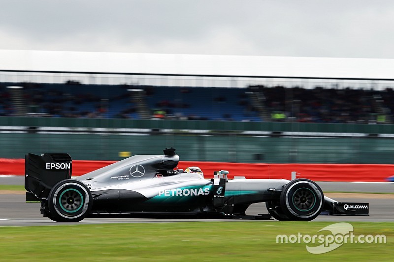 Formel 1 in Silverstone: Lewis Hamilton mit Bestzeit im ersten Freien Training – Vettel testet Halo