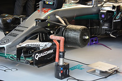 Mercedes: il phon che scalda i dischi anche prima delle qualifiche