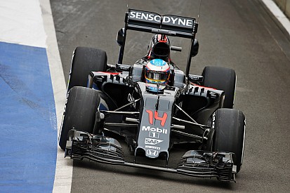 Alonso lidera la primera mañana de test en Silverstone